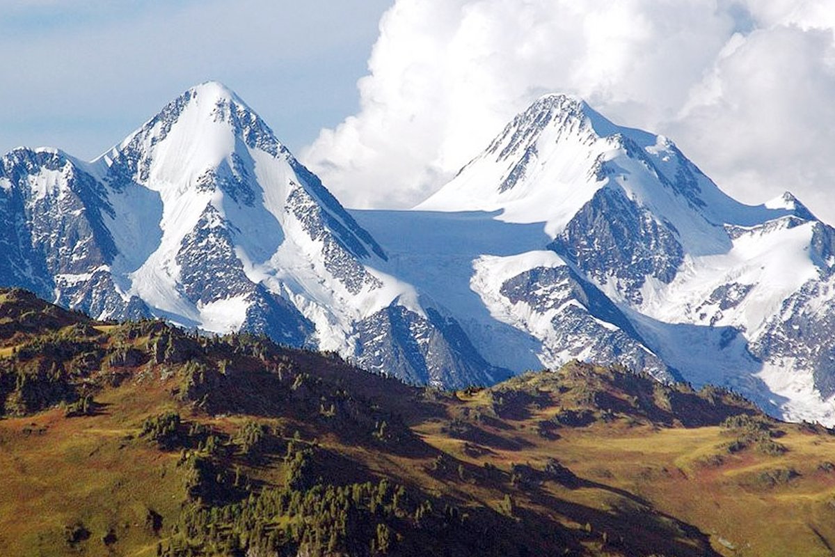 Высочайшая вершина восточной сибири. Белуха горный Алтай. Гора Белуха горный. Белуха Алтай вершина. Священная трехглавая вершина Белуха (Алтай).